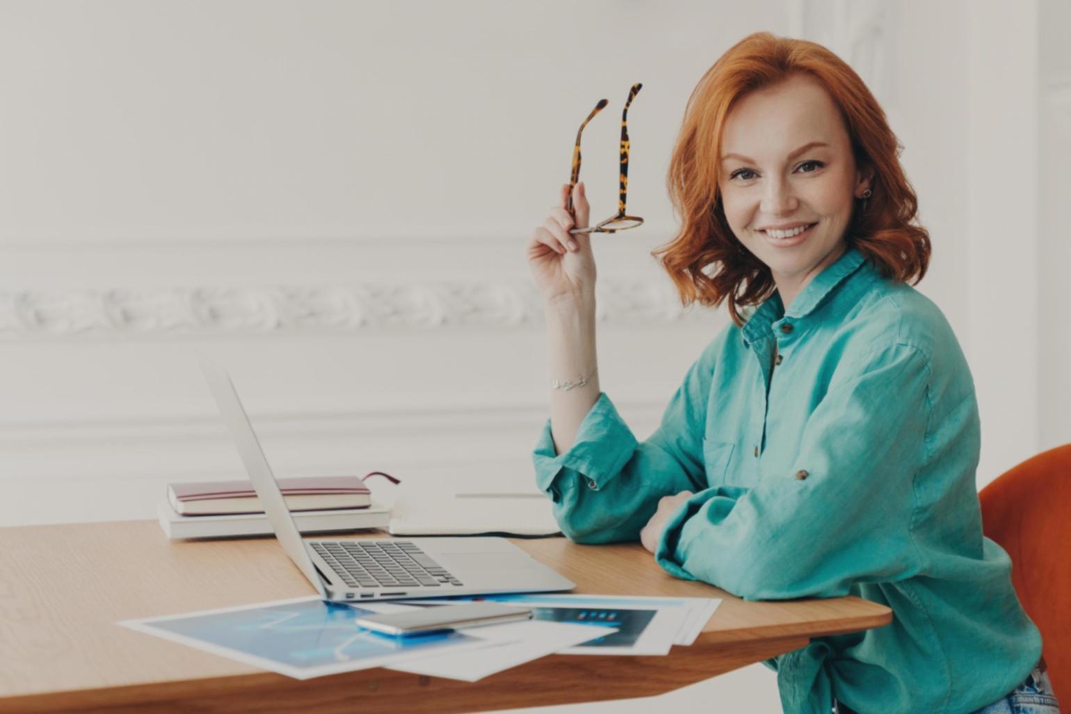 Centro operativo di monitoraggio reti con schermi multipli