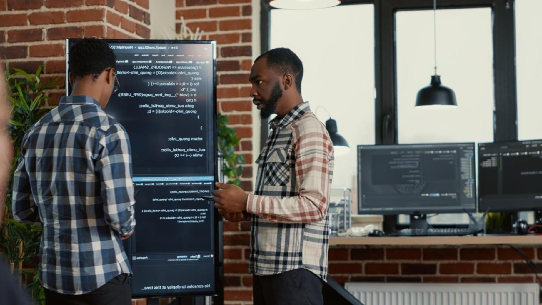 Laboratorio tecnico con postazioni di lavoro moderne per formazione IT