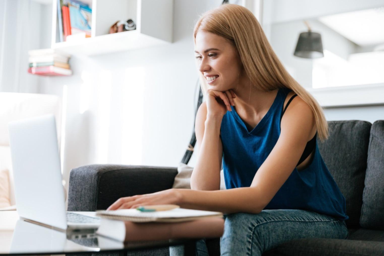 Studenti che lavorano con server Linux in laboratorio