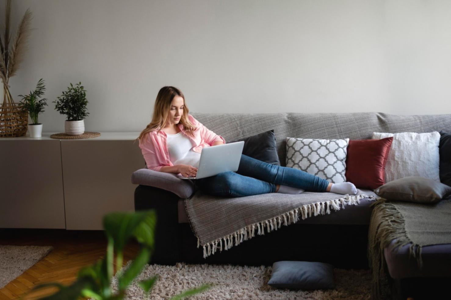 Specialisti di rete al lavoro su sistemi di monitoraggio avanzati